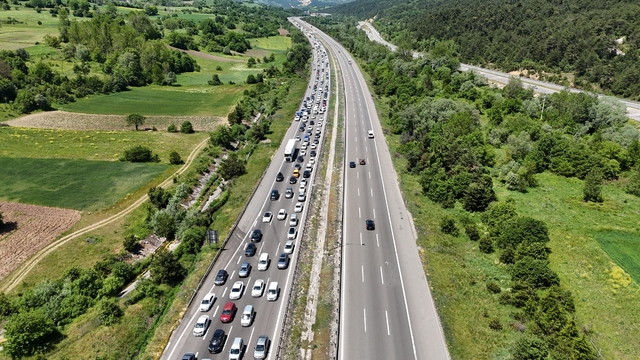 Anadolu otoyolunun Bolu geçişinde bayram yoğunluğu (2)