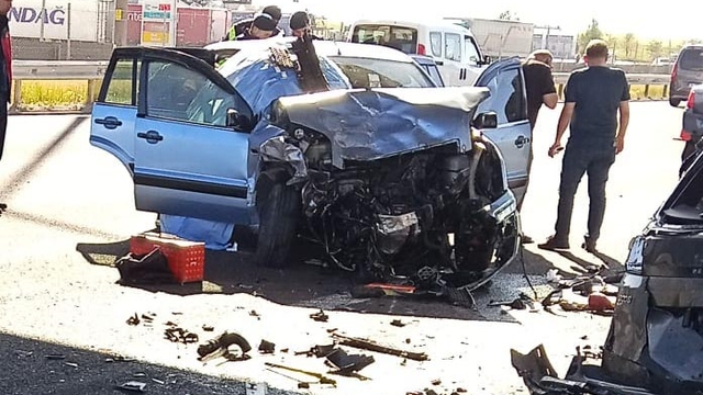 Otomobil emniyet şeridindeki araçlara çarptı: 1 ölü, 6 yaralı
