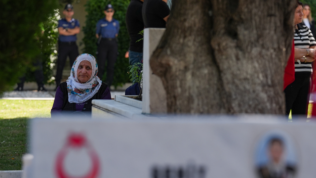 İzmir'de şehit aileleri arife günü yakınlarının mezarını ziyaret etti