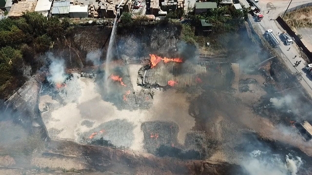 Kocaeli'de palet depolama sahasında çıkan yangın 2,5 saate kontrol altına alındı