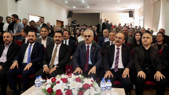Ulaştırma ve Altyapı Bakanı Uraloğlu, Trabzon'da öğrencilerle söyleşide bir araya geldi: