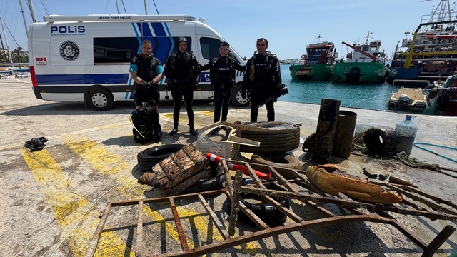 Mersin'de denizden araç lastiği, bisiklet ve çok sayıda atık çıktı