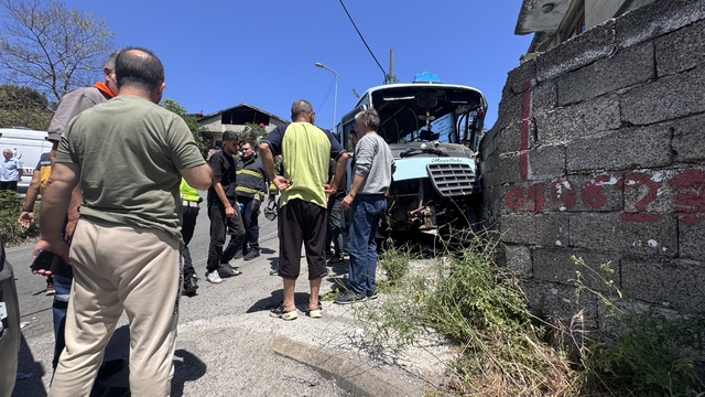 Zonguldak'ta freni arızalanan yolcu minibüsü duvara çarptı, 14 kişi yaralandı