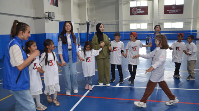 Muş'ta üniversiteli gençlerden çocuklar için etkinlik