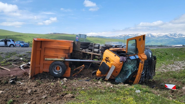 Ardahan'da devrilen iş makinesinin sürücüsü yaralandı