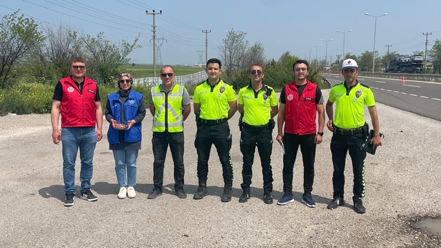 Çerkeş protokolü, yolculuk yapan vatandaşlara kolonya ve şeker ikram etti