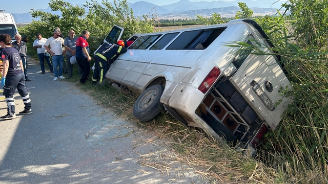 Denizli'de devrilen minibüsteki 2 kişi yaralandı