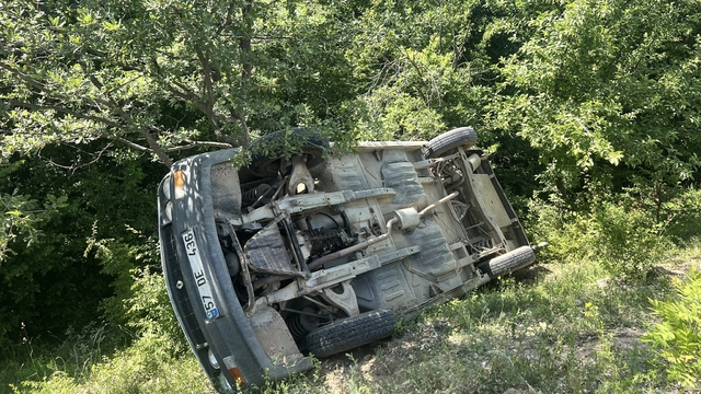 Sinop'ta ağaçlık alana devrilen otomobildeki karı koca yaralandı