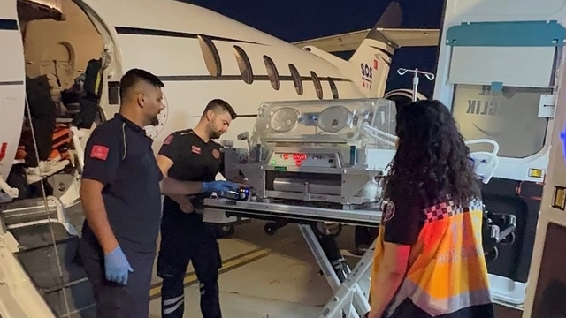 Hatay'da ambulans uçak 10 günlük bebek için havalandı