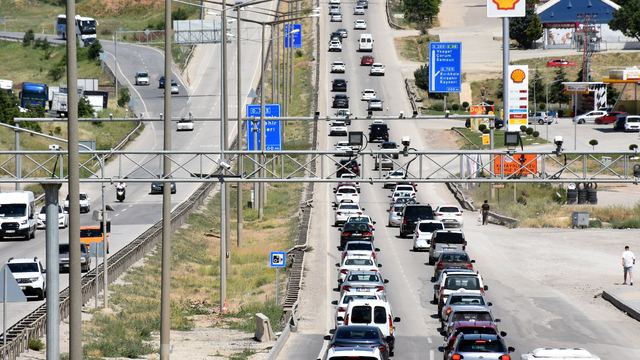 "Kilit kavşak" Kırıkkale'de bayram öncesi trafik yoğunluğu sürüyor
