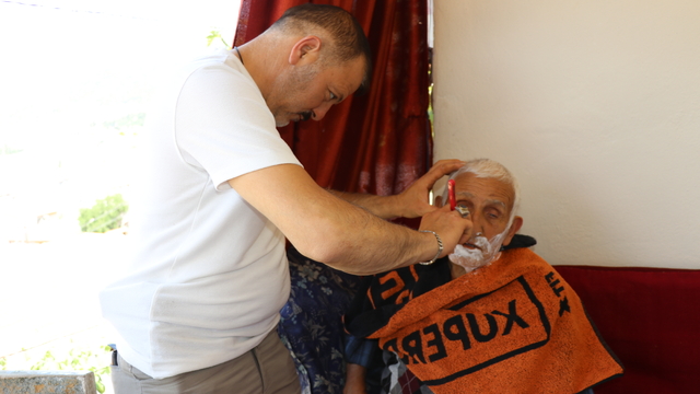 Amasyalı muhtar mahalle sakinlerine ücretsiz bayram tıraşı yapıyor