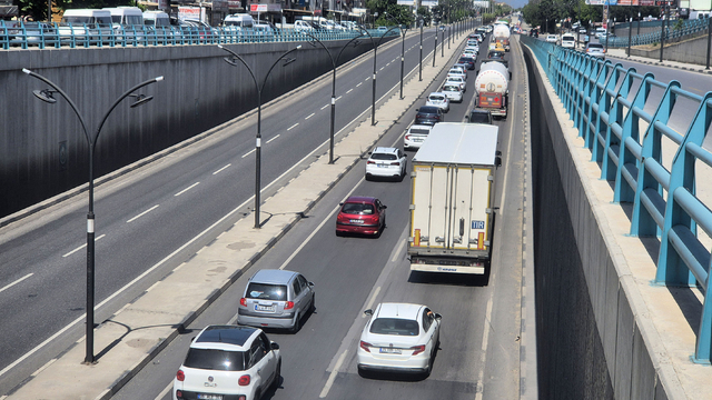 İzmir-Ankara kara yolunun Manisa geçişinde trafik yoğunluğu yaşandı