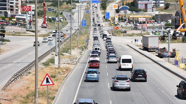 'Kilit kavşak' Kırıkkale'de arife günü yoğunluğu