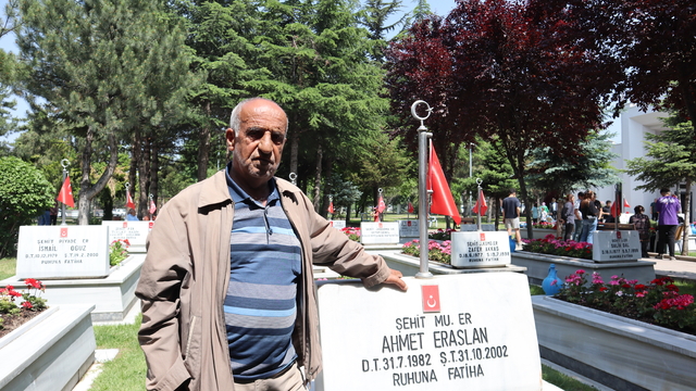 Kayseri'de arife günü şehitlik ve mezarlıklarda ziyaretçi yoğunluğu