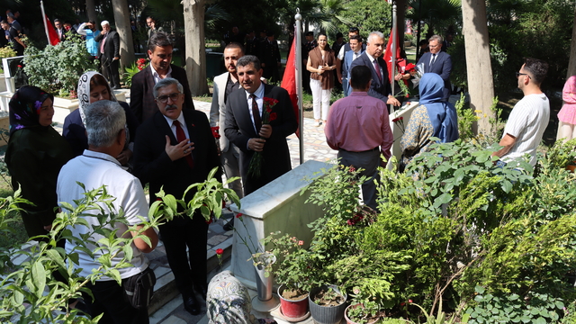 Hatay'da bayram arifesinde şehitlerin ve depremlerde ölenlerin mezarları ziyaret edildi