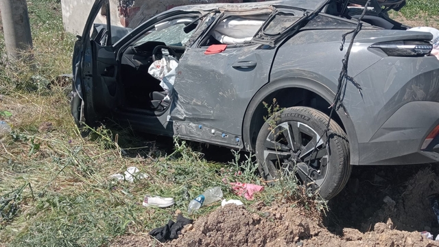 Elazığ'da şarampole devrilen otomobildeki 4 kişi yaralandı