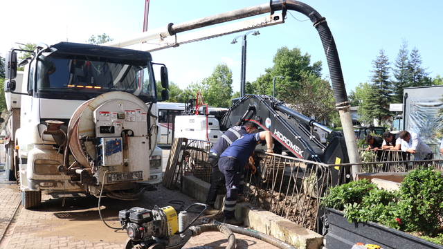 Trabzon Büyükşehir Belediye Başkanı Genç, taşkından etkilenen esnafı ziyaret etti