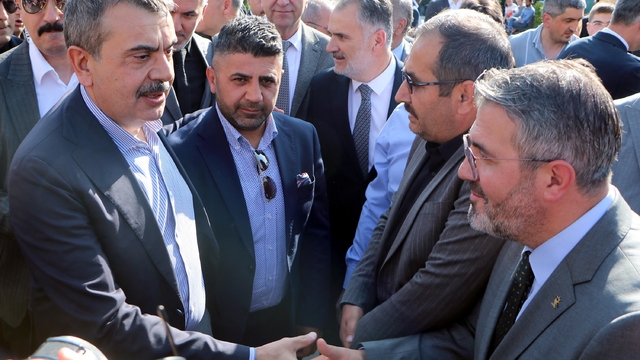 Bakan Tekin'den sınıf öğretmenine sürpriz doğum günü kutlaması (2)