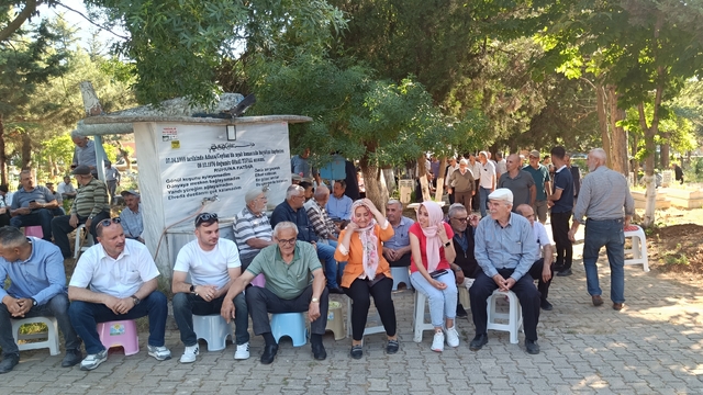 Bilecik'te ilçe halkı bayram arifesinde topluca mezarlık ziyaretinde bulundu