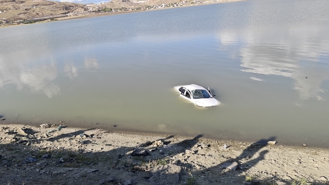 Van'da göle devrilen otomobildeki 2 kişi yaralandı