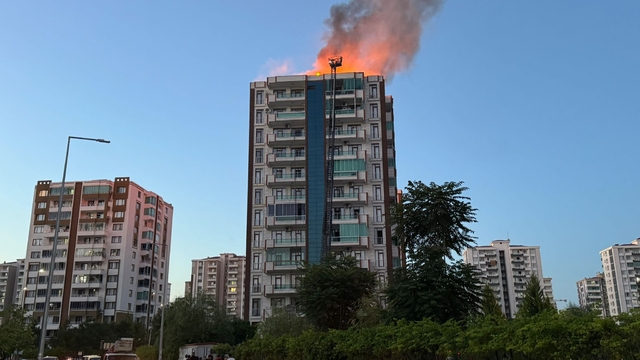 Diyarbakır'da 13 katlı apartmanda yangın paniği; 38 kişi sepetli vinç yardımıyla kurtarıldı (1)