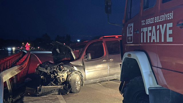 Sinop'ta bariyere çarpan hafif ticari araçtaki 2 kişi yaralandı