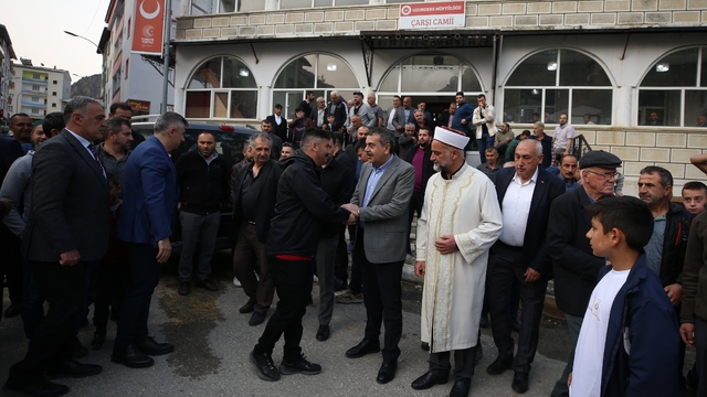 Milli Eğitim Bakanı Tekin, bayram namazını memleketi Erzurum'da kıldı: