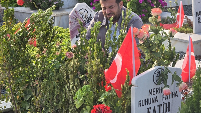 Hatay'da deprem şehitliğinde buruk bayram