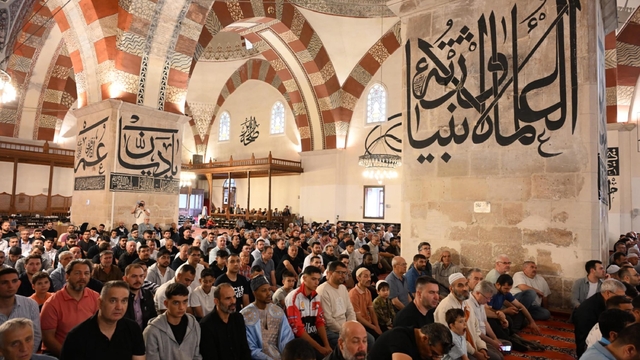 Edirne'de vatandaşlar bayram namazında Eski Cami'yi doldurdu