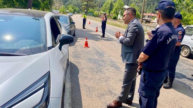 Saimbeyli Kaymakamı Emre Açar trafik denetimine katıldı