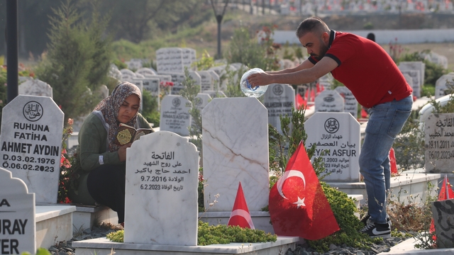 Hatay'da bayramın ilk günü Narlıca Deprem Mezarlığı ziyaret edildi