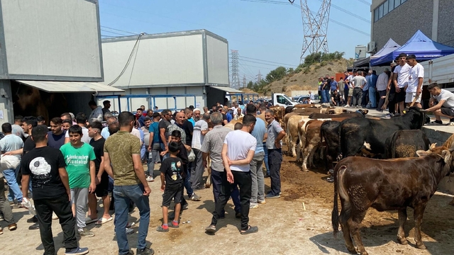İzmir'de kurban kesim noktalarında yoğunluk