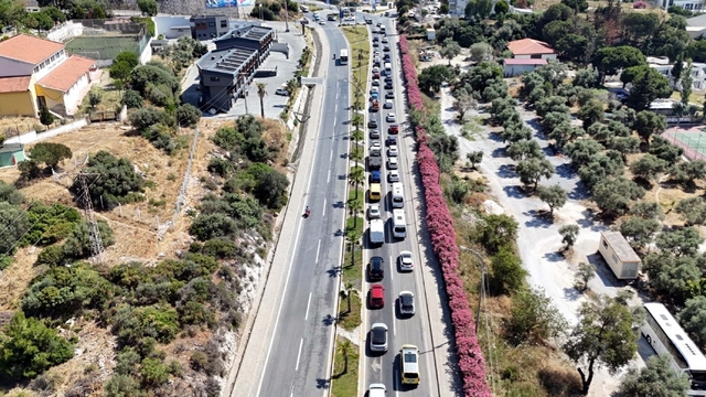 Bayramda Kuşadası'na tatilci akını; araç kuyrukları dronla görüntülendi
