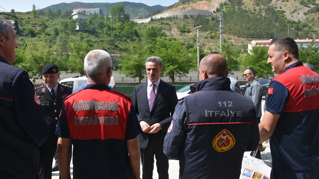 Gümüşhane Valisi Baruş, yol kontrol noktasında sürücülere ikram ve uyarılarda bulundu