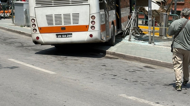 Eskişehir'de sürücüsü fenalaşan belediye otobüsünün çarptığı tramvay durağındaki kişi yaralandı