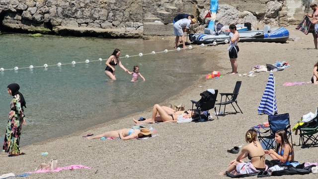 Bayramın ilk günü sahile akın ettiler