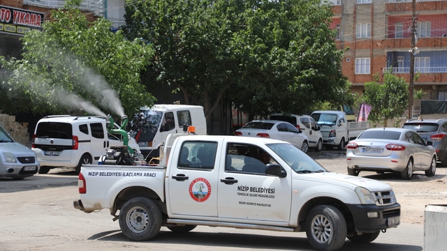 Nizip'te mezarlık ve sokaklara gül suyu sıkıldı