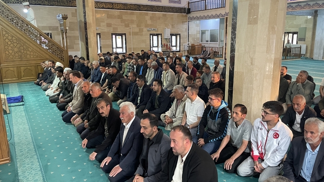 Malazgirt'te vatandaşlar bayram namazı için camilerde yoğunluk oluşturdu