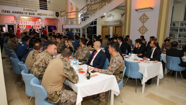 Hakkari Valisi Çelik, güvenlik güçleriyle bayramlaştı