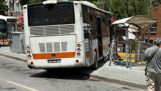 Belediye otobüsü tramvay durağına daldı; 2 yaralı