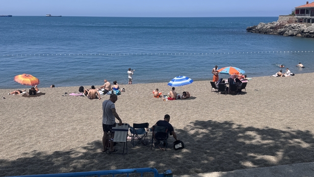 Zonguldak ve Düzce'de sıcaktan bunalanlar sahil ve mesire alanlarında serinledi