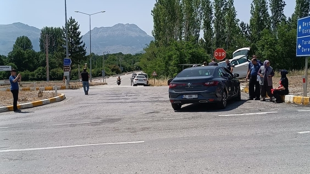 Konya'da iki otomobilin çarpıştığı kazada 5 kişi yaralandı