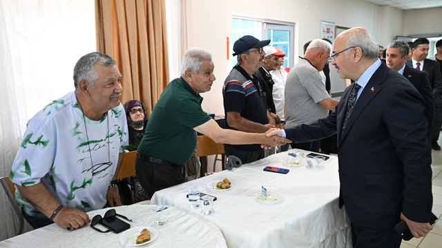 Adana Valisi Yavuz Selim Köşger huzurevi sakinlerini ziyaret etti