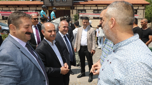 İçişleri Bakan Yardımcısı Aktaş, Elazığ'da vatandaşlar ve güvenlik güçleriyle bayramlaştı