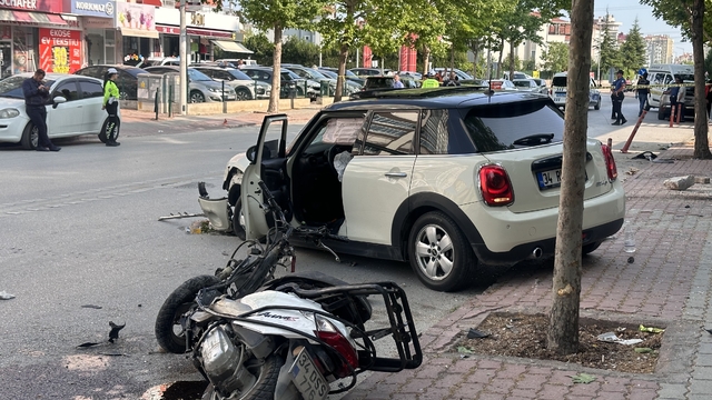 Konya'da kaza yapan otomobilin kontrolden çıkarak çarptığı motokurye hayatını kaybetti