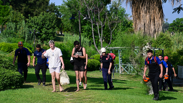 Antalya'da falezlerde mahsur kalan 3 turist kurtarıldı