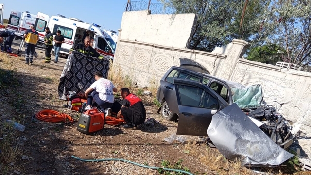 Diyarbakır'da lastiği patlayan otomobil istinat duvarına çarptı: 1 ölü, 6 yaralı