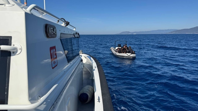 İzmir açıklarında 18 düzensiz göçmen yakalandı