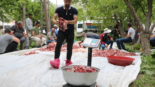 Köyde asırlık bayram geleneği; kesilen bütün kurbanlıkların eti eşit dağıtılıyor