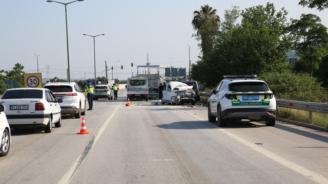Hatay'da 4 aracın karıştığı zincirleme trafik kazasında 1 kişi öldü, 10 kişi yaralandı